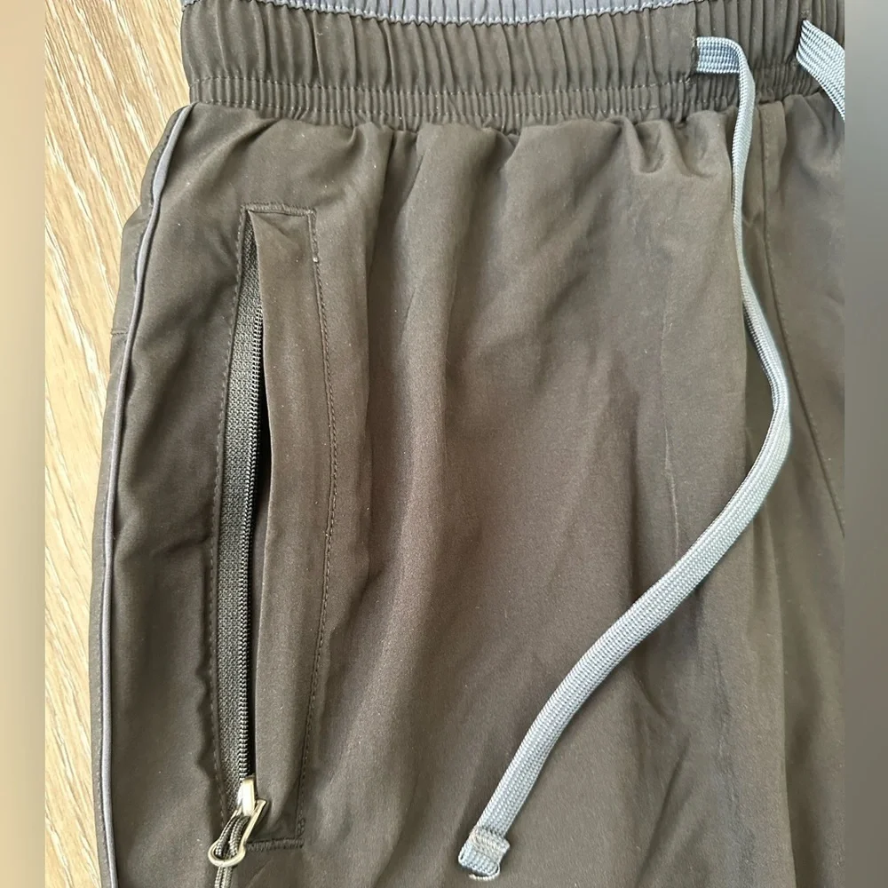 🖤men’s Jogger with side line new condition.
